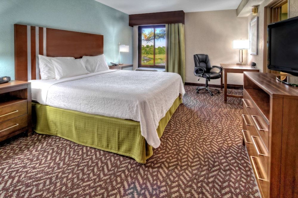 Suite, 1 King Bed, Accessible (Hearing)