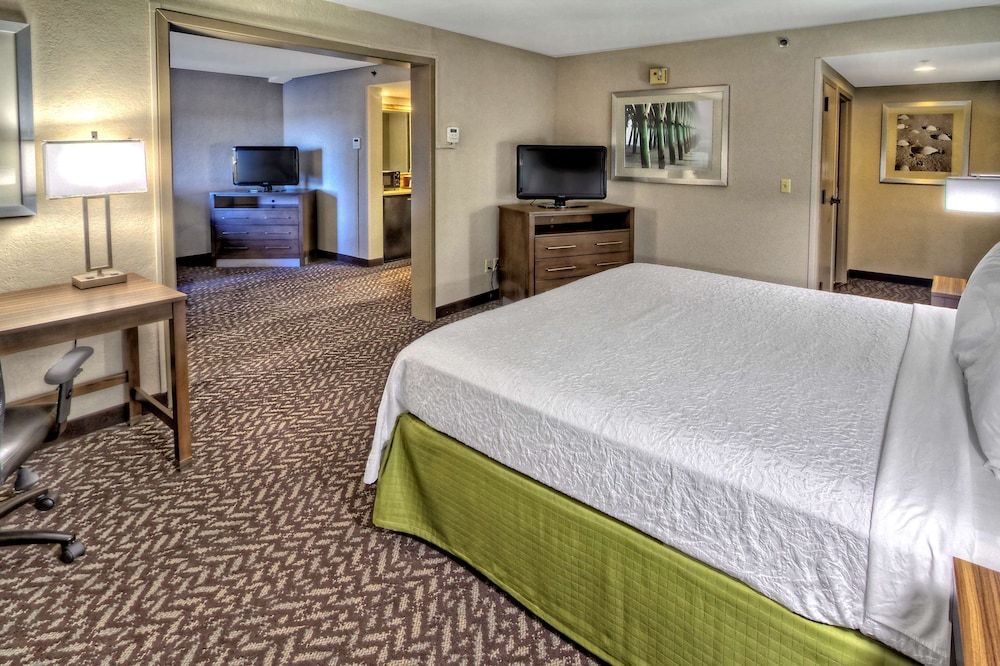 Suite, 1 King Bed, Accessible (Hearing)