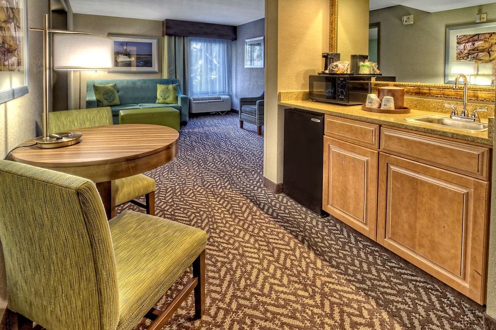 Suite, 1 King Bed, Accessible, Bathtub