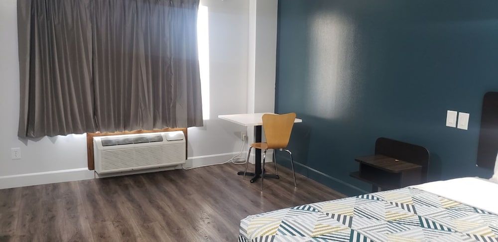 Motel 6 Hesperia, CA - West Main Street I-15 Standard Room, 1 Queen Bed, Non Smoking 6