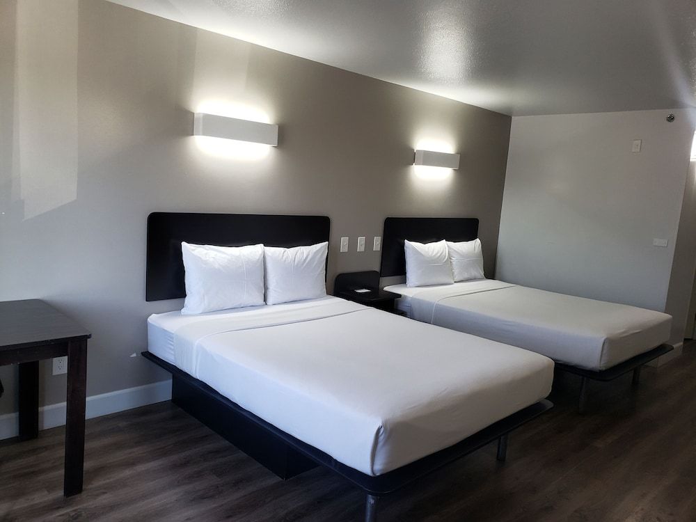 Motel 6 Hesperia, CA - West Main Street I-15 Standard Room, 2 Queen Beds, Smoking 2