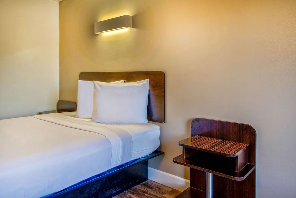 Motel 6 Hesperia, CA - West Main Street I-15 Standard Room, 1 Queen Bed, Non Smoking