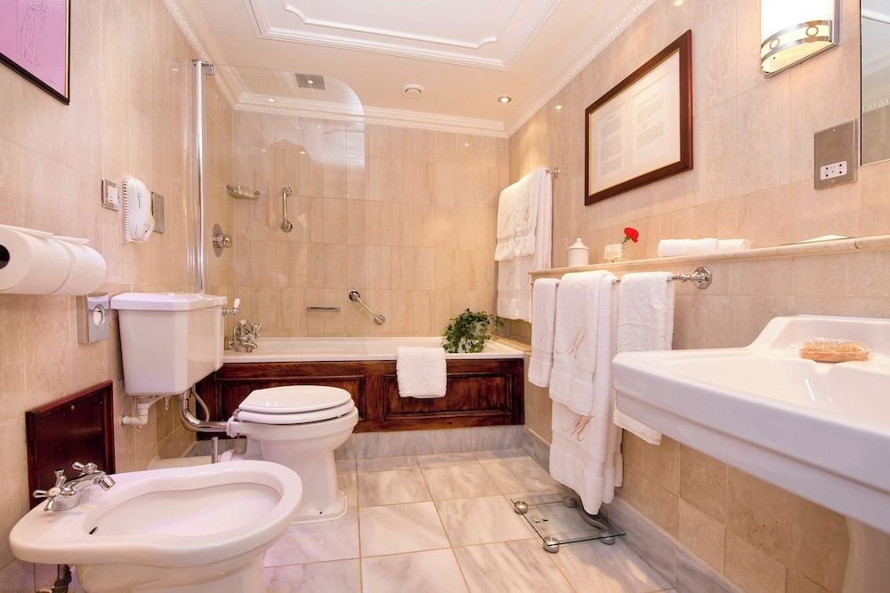 The Milestone Hotel Superior Queen Room 10