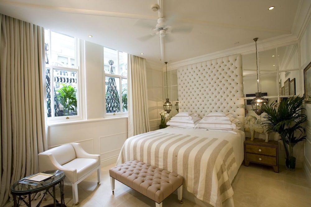 The Milestone Hotel Superior Queen Room 9