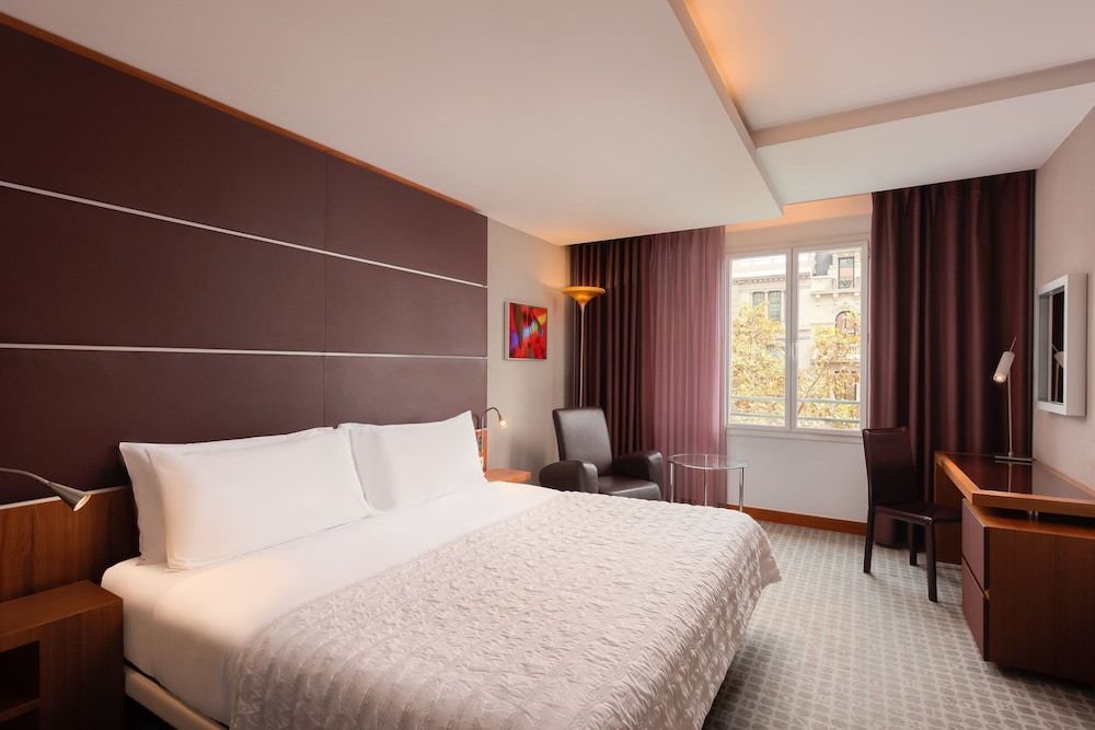 Le Meridien Barcelona Deluxe Room, 1 King Bed 2