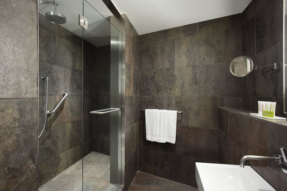 Le Meridien Barcelona Deluxe Room, 1 King Bed 7