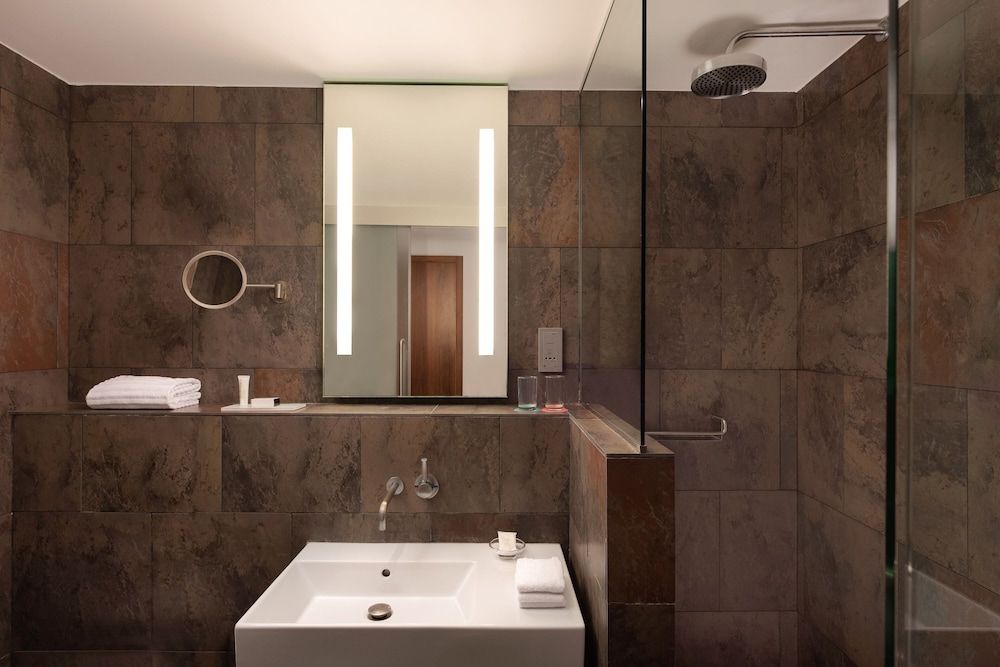 Le Meridien Barcelona Deluxe Room, 1 King Bed 9