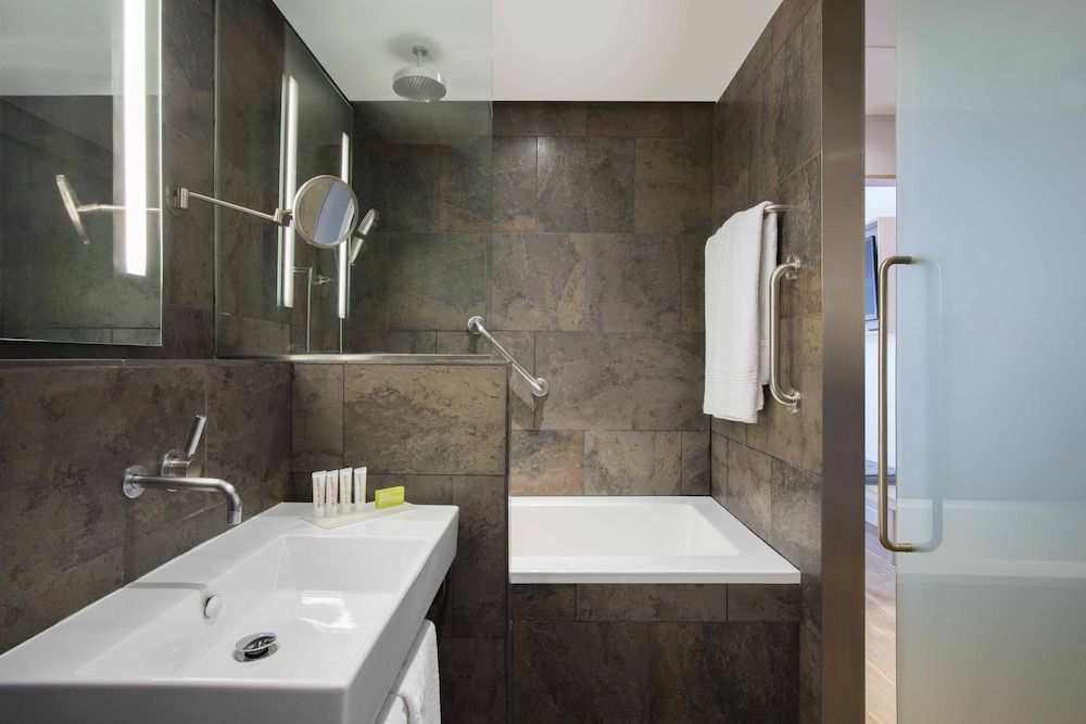 Le Meridien Barcelona Deluxe Room, 1 King Bed 10