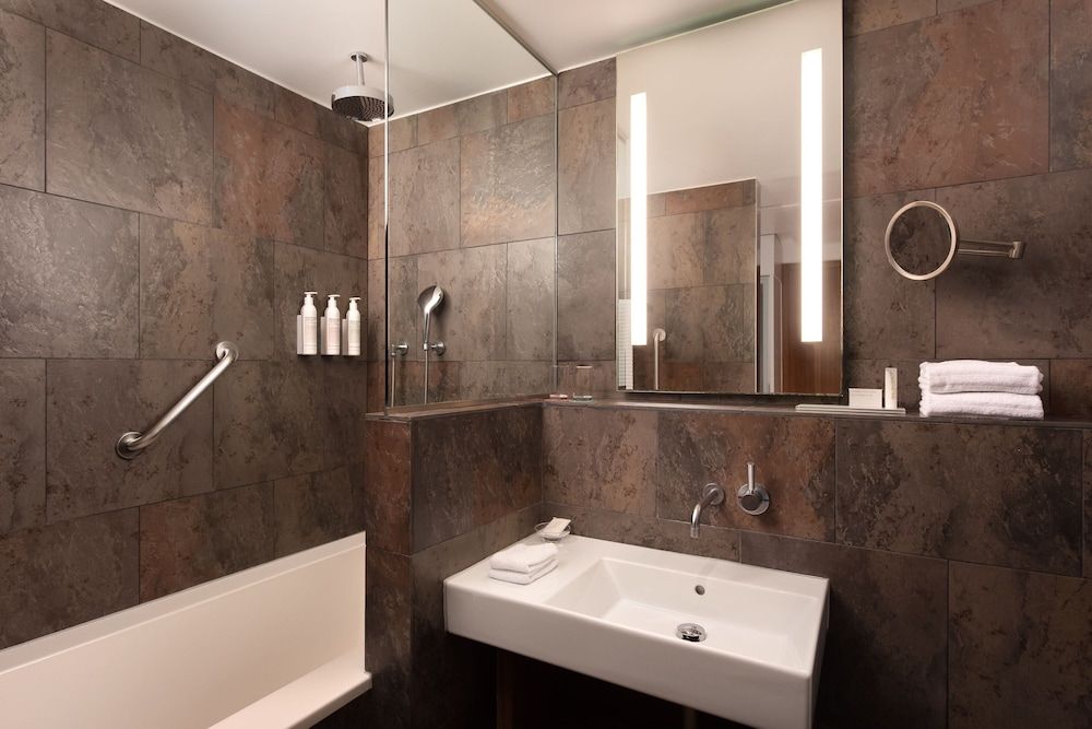 Le Meridien Barcelona Deluxe Room, 1 King Bed 8