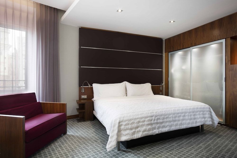 Le Meridien Barcelona Deluxe Room, 1 King Bed 3