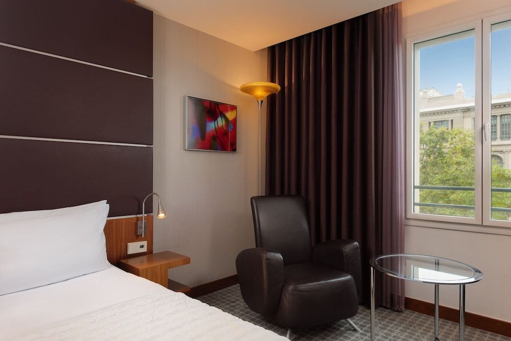 Le Meridien Barcelona Deluxe Room, 1 King Bed 4
