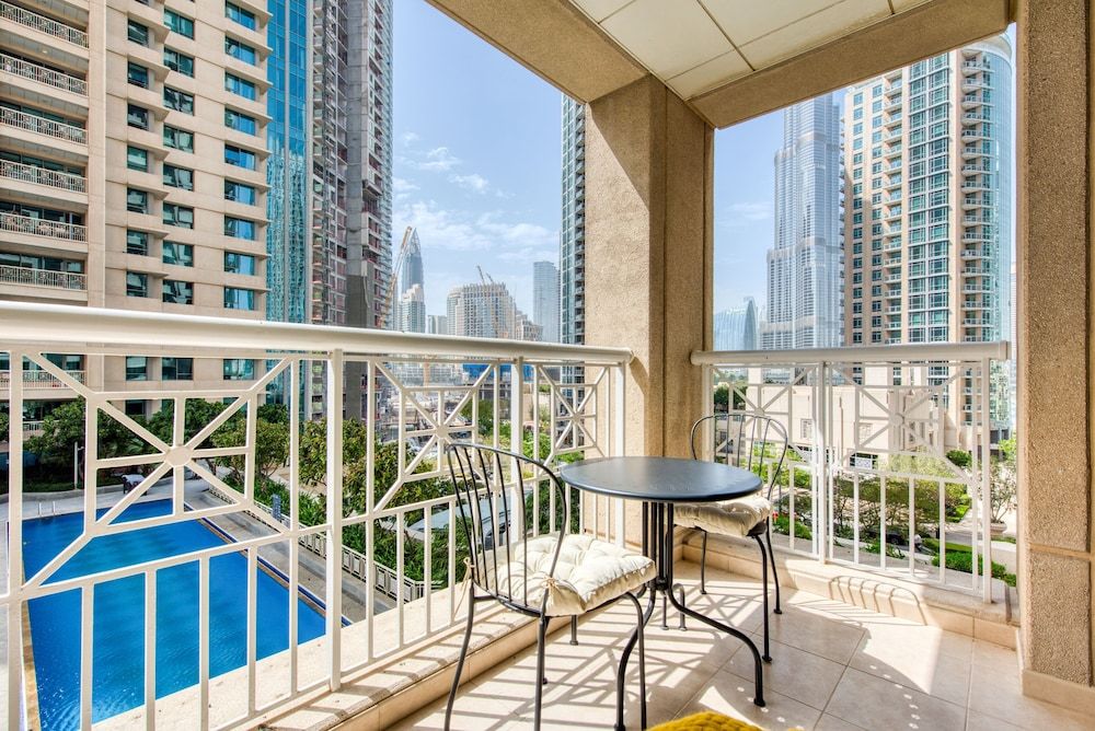 Maison Privee - Radiant Urban Retreat with Iconic Burj Khalifa Vws