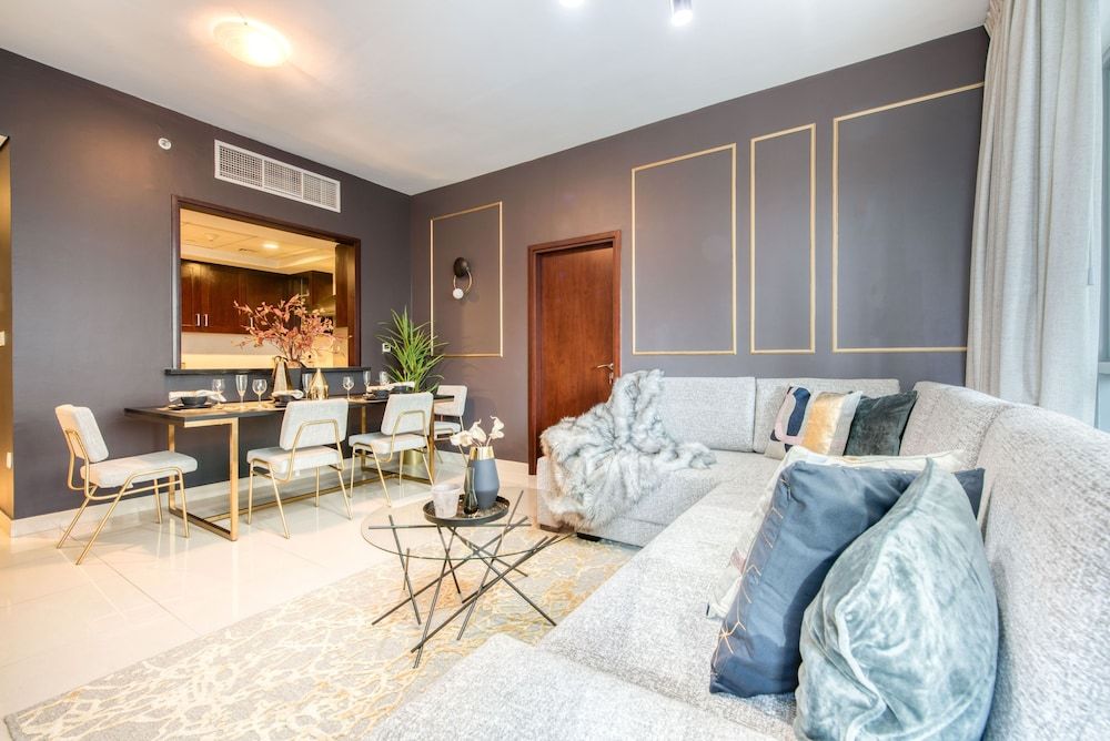 Maison Privee - Radiant Urban Retreat with Iconic Burj Khalifa Vws