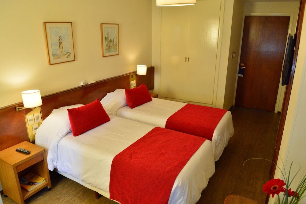 Oxford Hotel Room, 2 Twin Beds 3