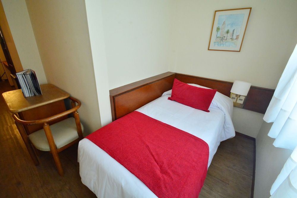 Oxford Hotel Room, 2 Twin Beds 2