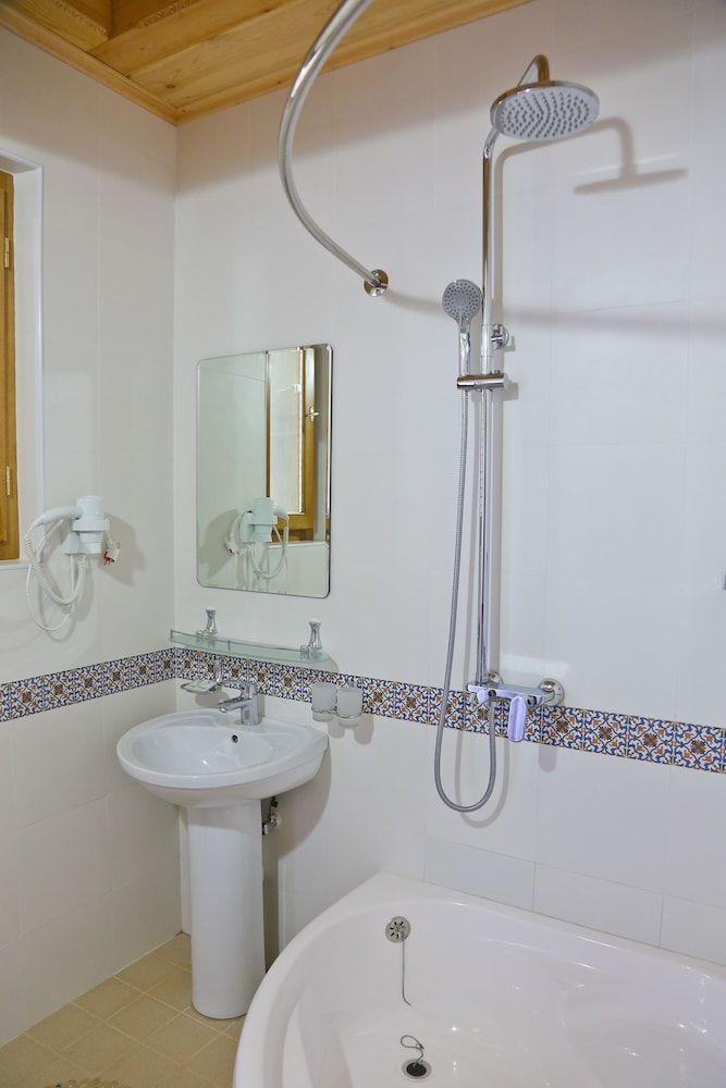 Hotel Fatima Deluxe Triple Room 16