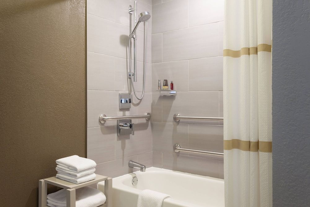 Marriott Savannah Riverfront Room, 2 Queen Beds 9