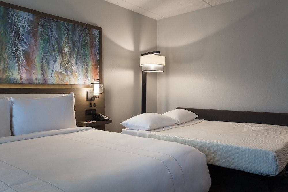 Marriott Savannah Riverfront Room, 2 Queen Beds 3