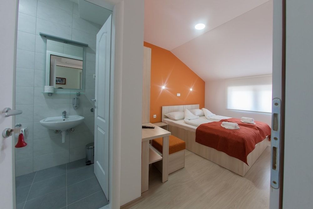 Guest House City Star Classic Double Room (Orange) 4