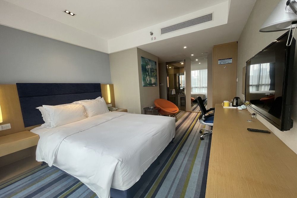1 Queen Bed Standard