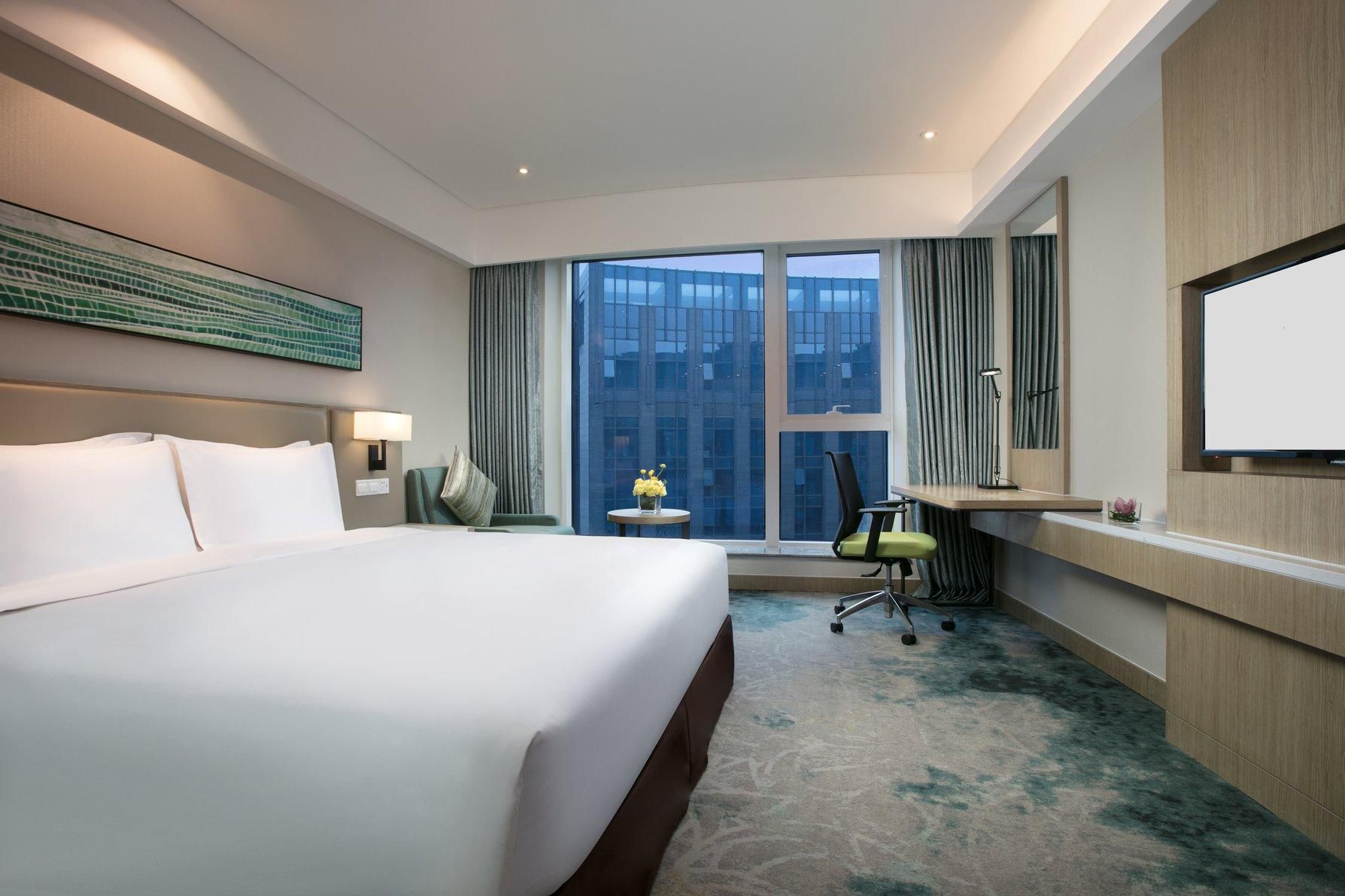 1 King Bed Standard Accessible