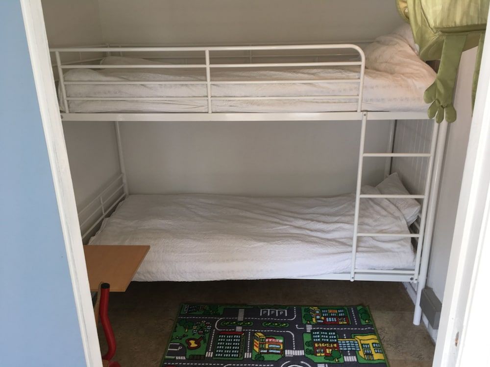 One-Bedroom Apartment with Private Bathroom and Kitchen