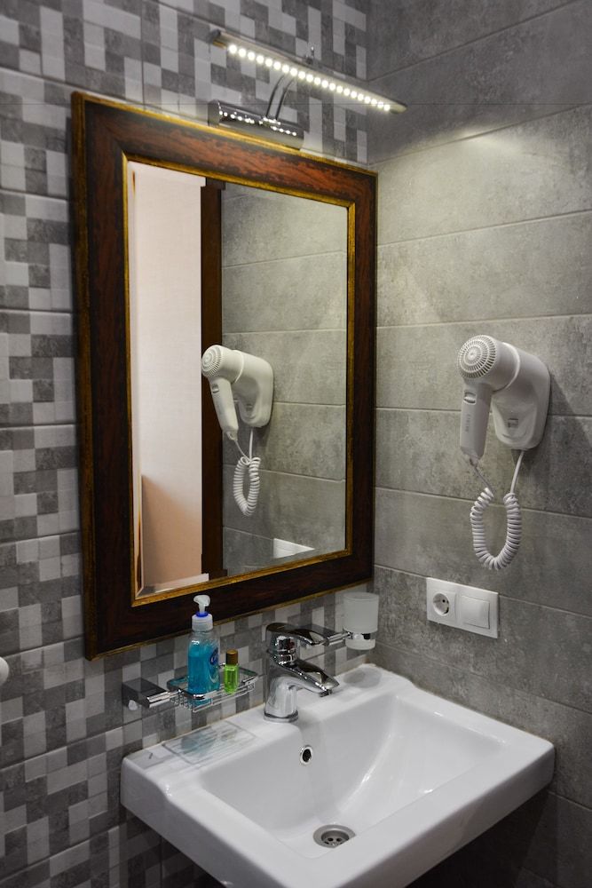 Eleon Boutique Hotel Deluxe Twin Room, Multiple Beds, City View 5