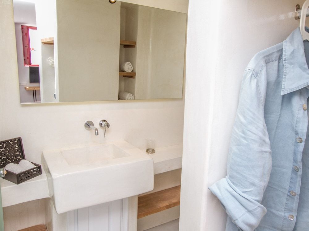 Hector Cave House Studio, Jetted Tub 7