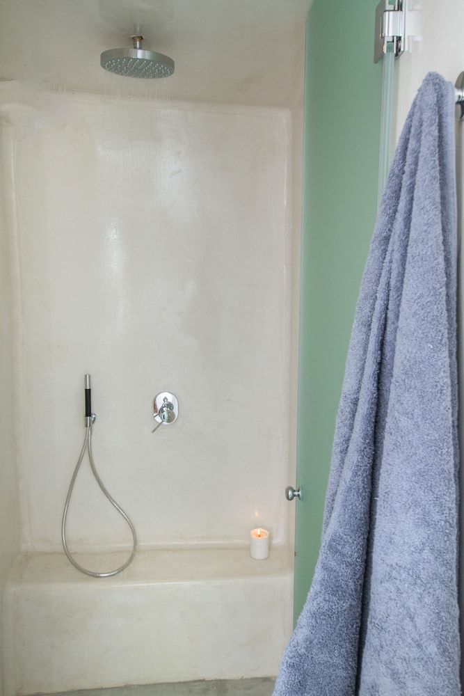 Hector Cave House Studio, Jetted Tub 9