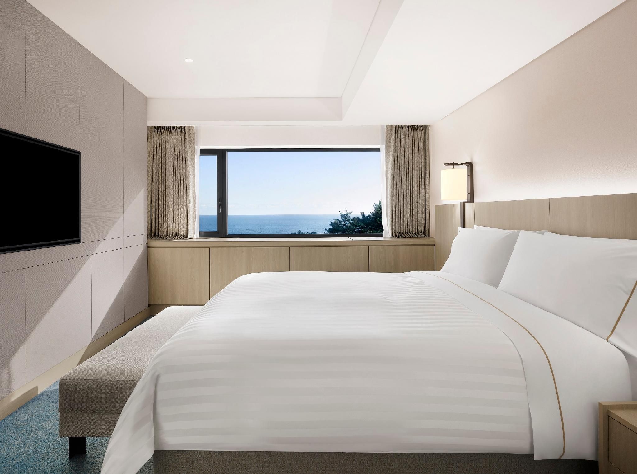 Executive Beach Suite, Club lounge access, 1 Bedroom Suite, King, Haeundae Beach view
