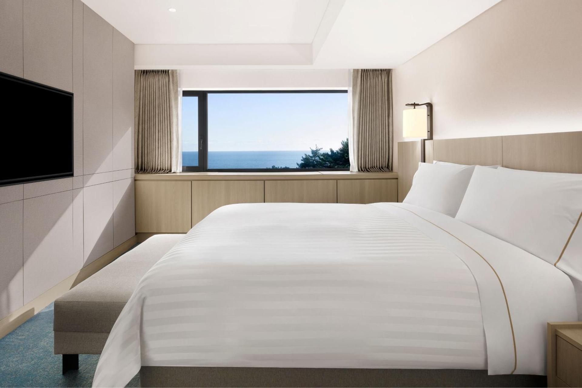 Executive Beach Suite, Club lounge access, 1 Bedroom Suite, 1 King, Haeundae Beach view, Corner room