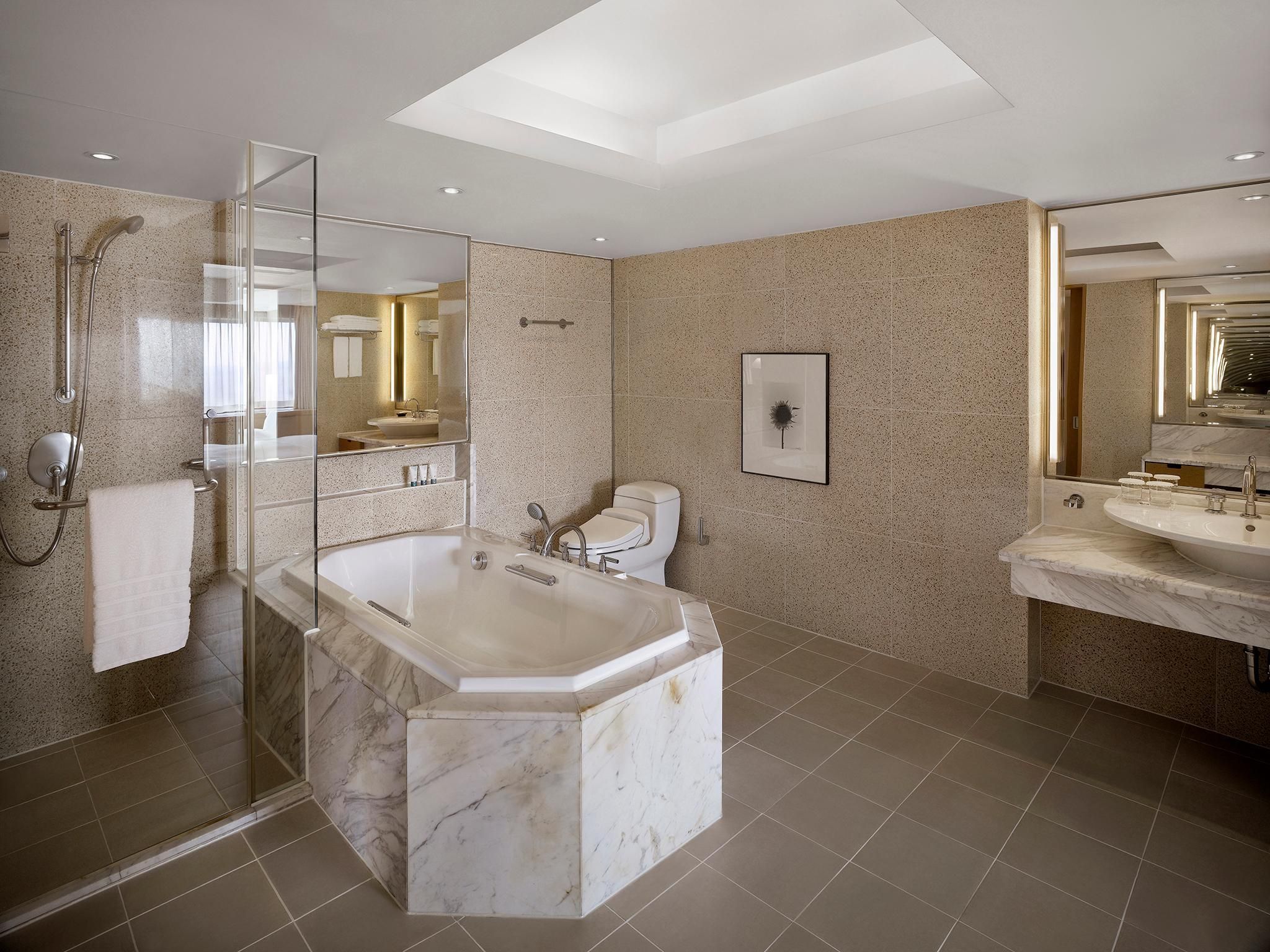 Executive Park Suite, Club Lounge Access, 1 Bedroom Suite, 1 King, Partial Sea View, Corner Room