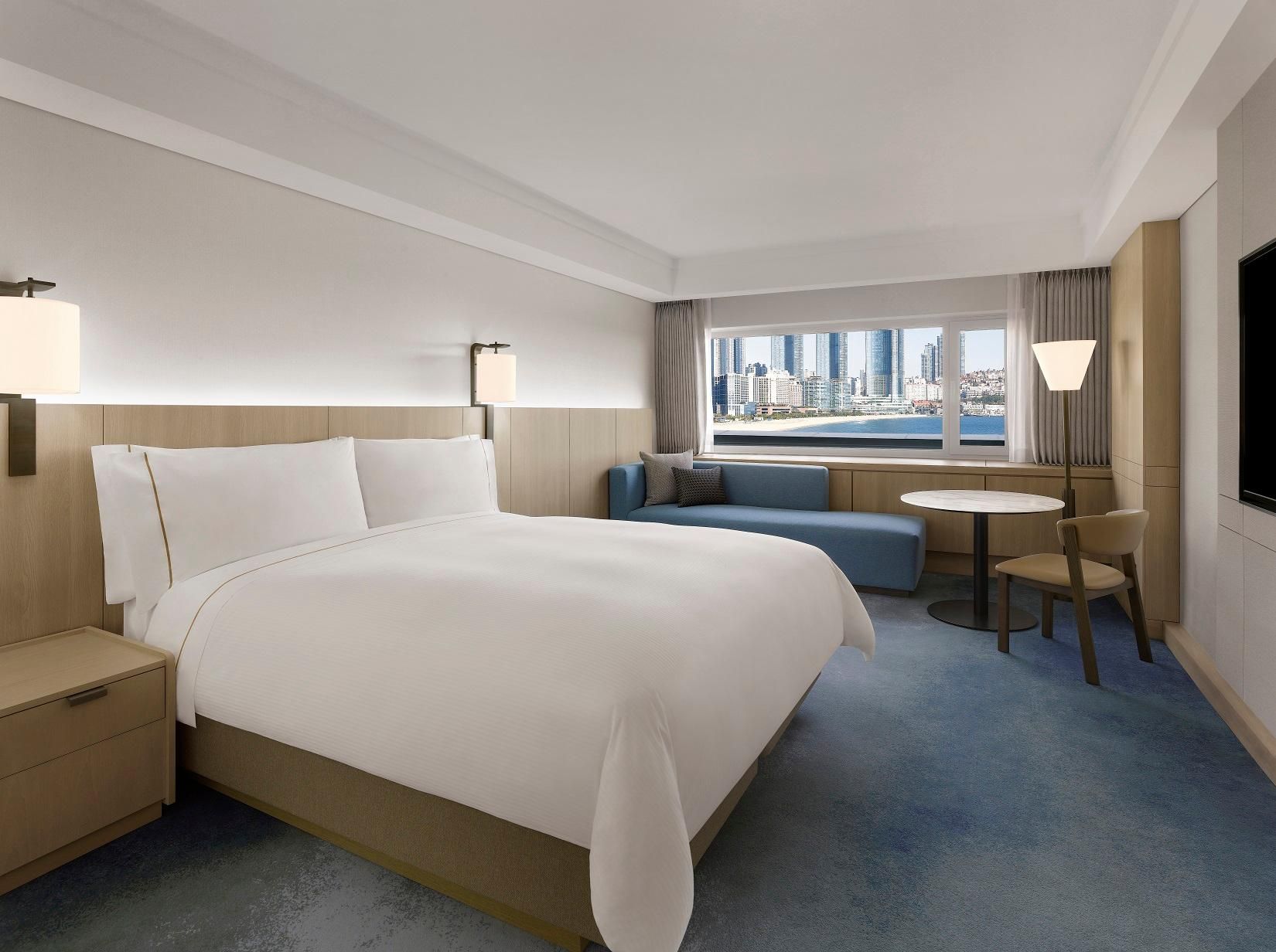 Low Floor Beach King, Deluxe Guest room, King, Partial sea view, Low floor