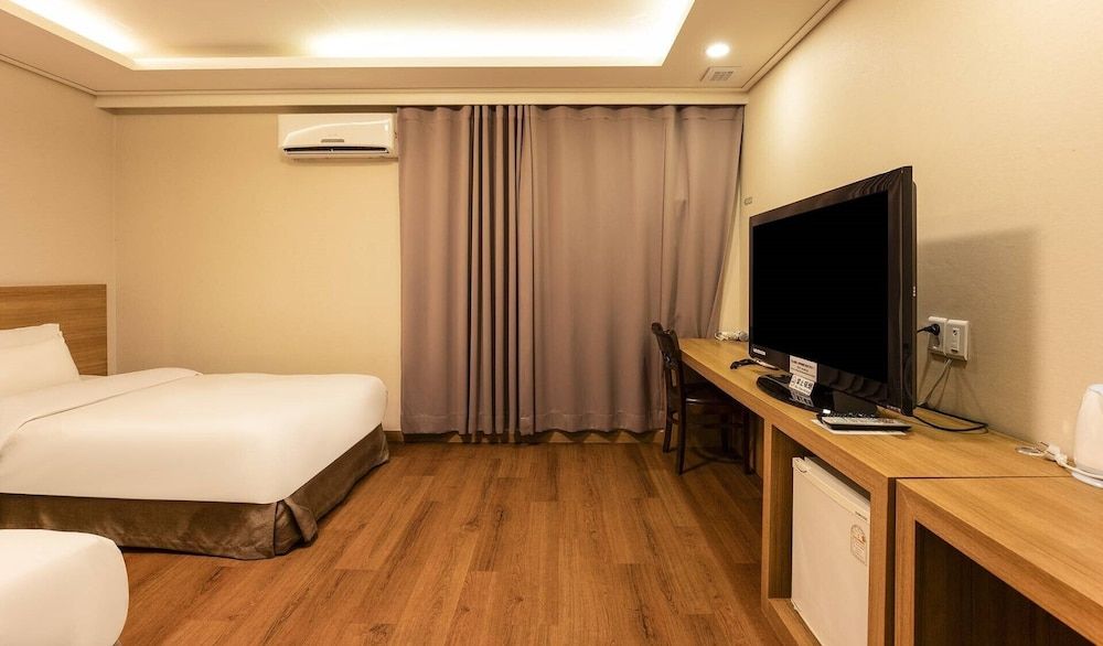 Korea Tourist Hotel Deluxe Twin Room 7