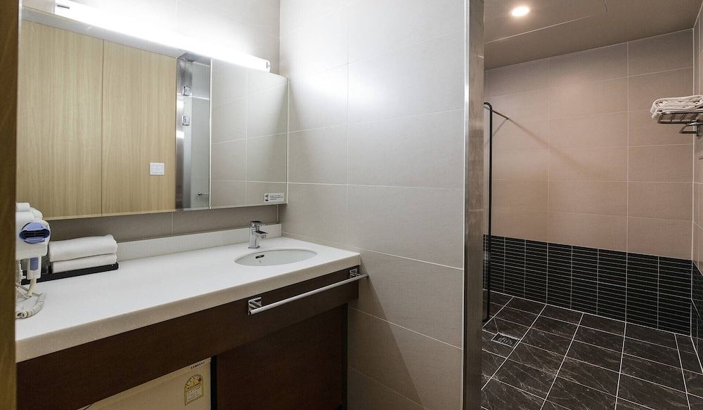 Korea Tourist Hotel Deluxe Twin Room 6