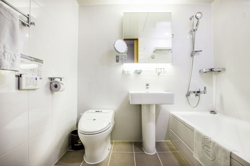 Hamilton Hotel Standard Twin Room 4