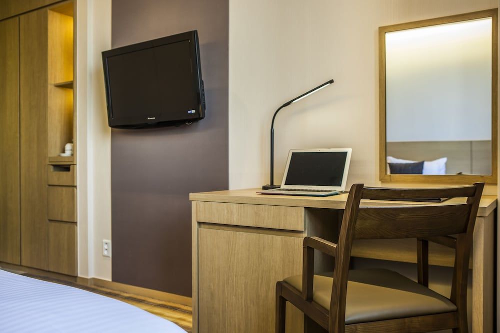 Hamilton Hotel Standard Twin Room 5