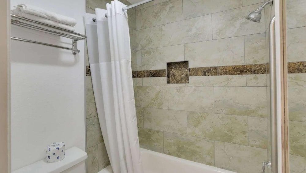 Magnuson Hotel Bradenton Room, 1 King Bed, Non Smoking, Kitchen 8