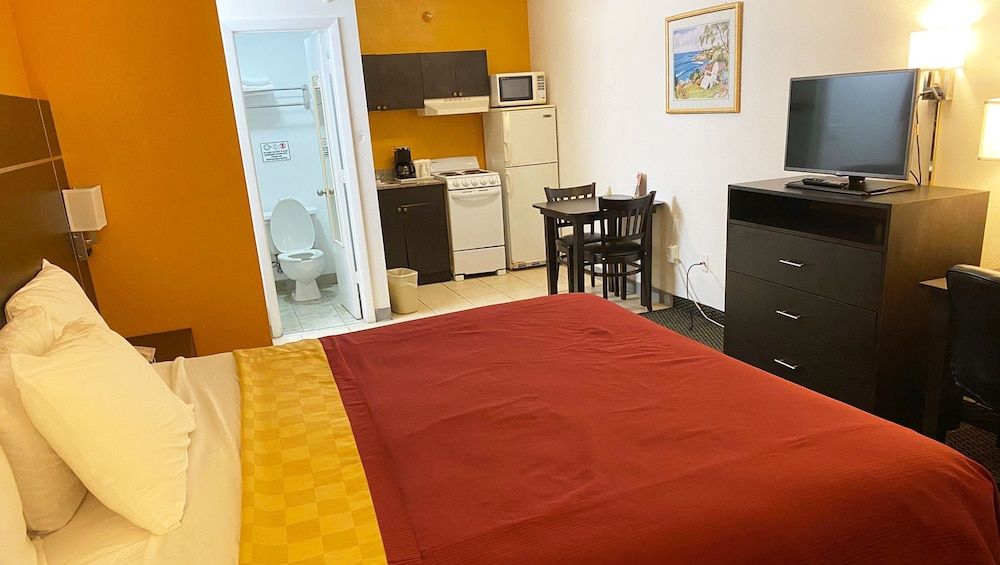 Magnuson Hotel Bradenton Room, 1 King Bed, Non Smoking, Kitchen 2