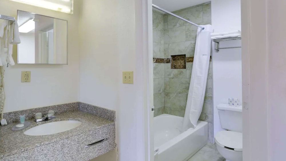 Magnuson Hotel Bradenton Room, 1 King Bed, Non Smoking, Kitchen 7