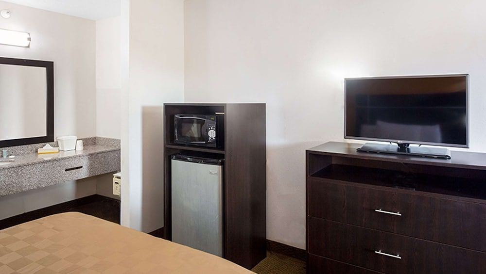 Magnuson Hotel Bradenton Two Double Beds Smoking 9