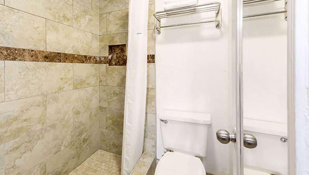 Magnuson Hotel Bradenton Room, 1 King Bed, Non Smoking, Kitchen 9