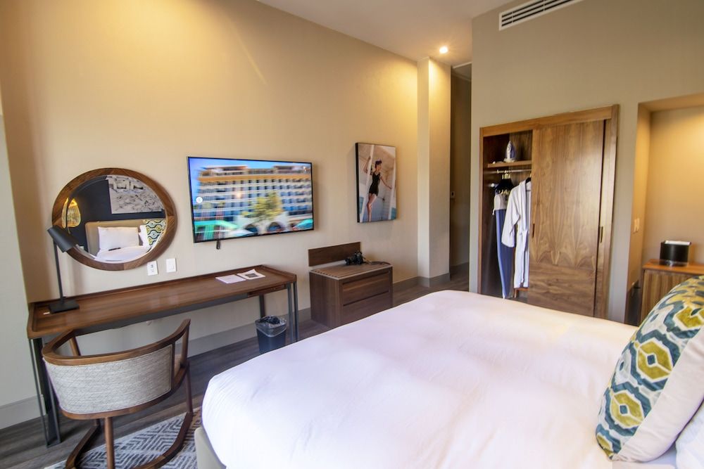 Torre Lucerna Hotel Ensenada Premium Mountain View King Room 2