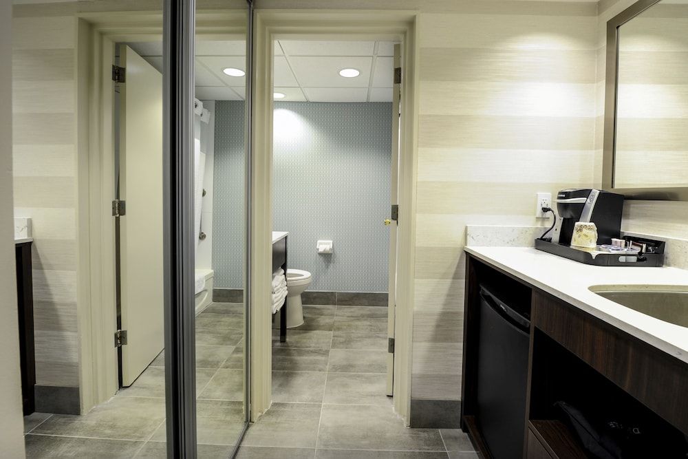 Holiday Inn Niagara Falls - By The Falls by IHG Standard Room 6