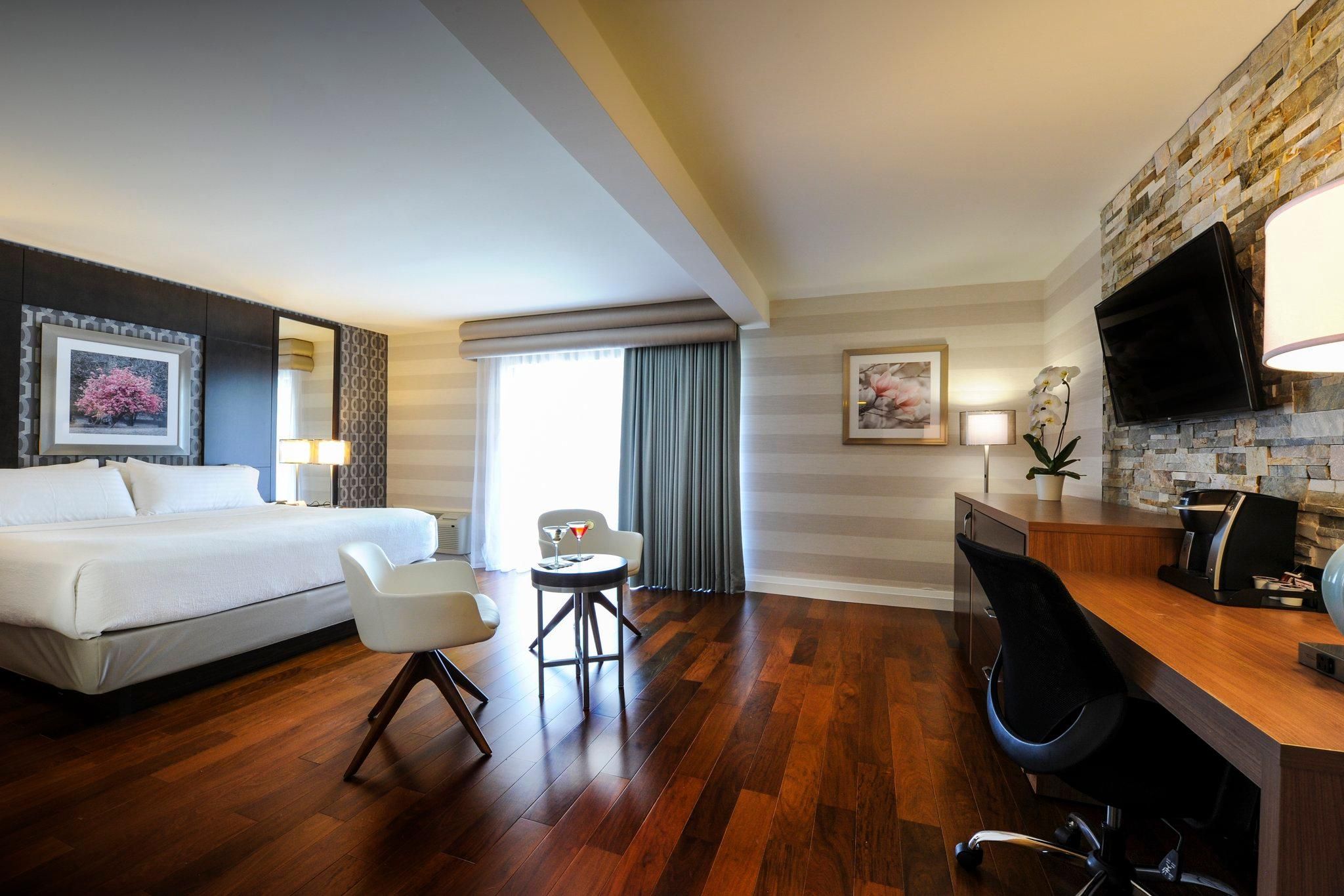 1 King Standard Jetted Tub