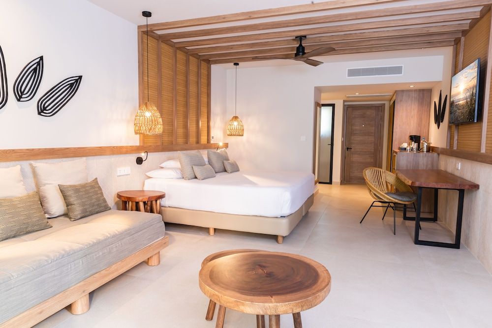 Junior Suite (Deluxe Swim Up)