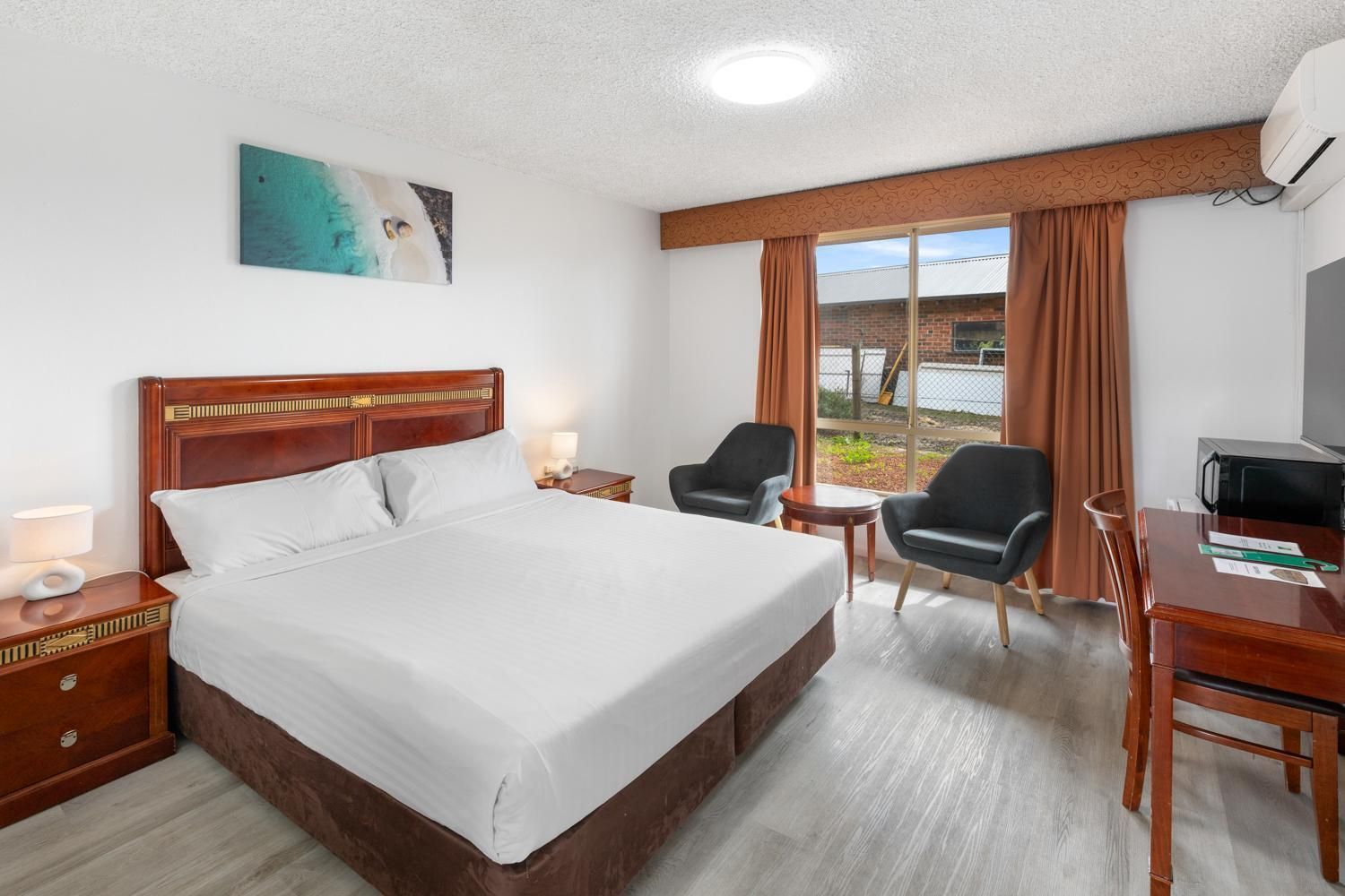 ibis styles Albany Deluxe Room with a King Bed 2