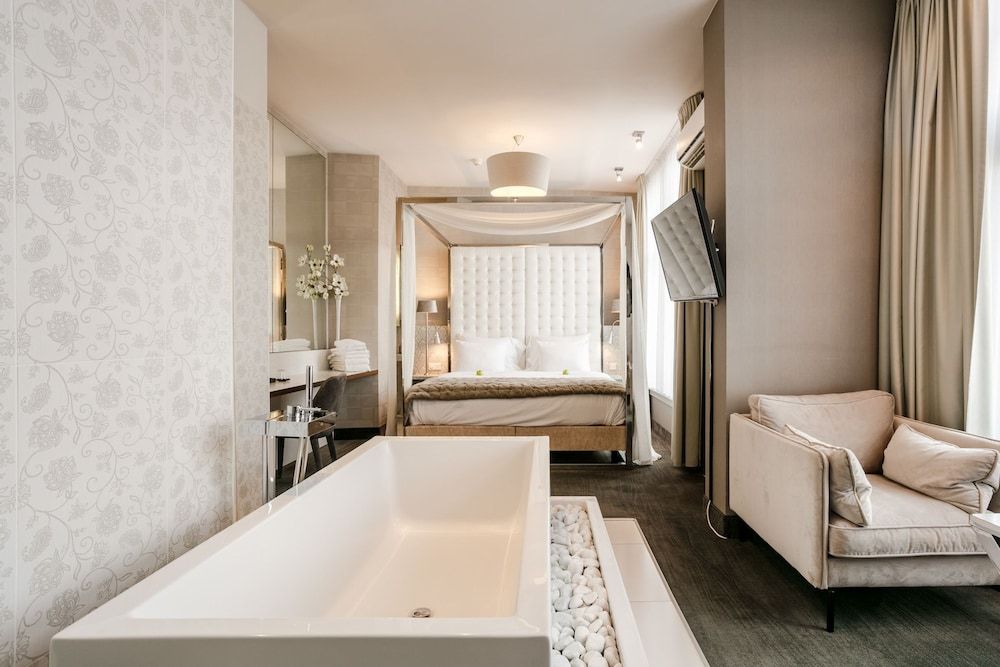 Honeymoon Suite