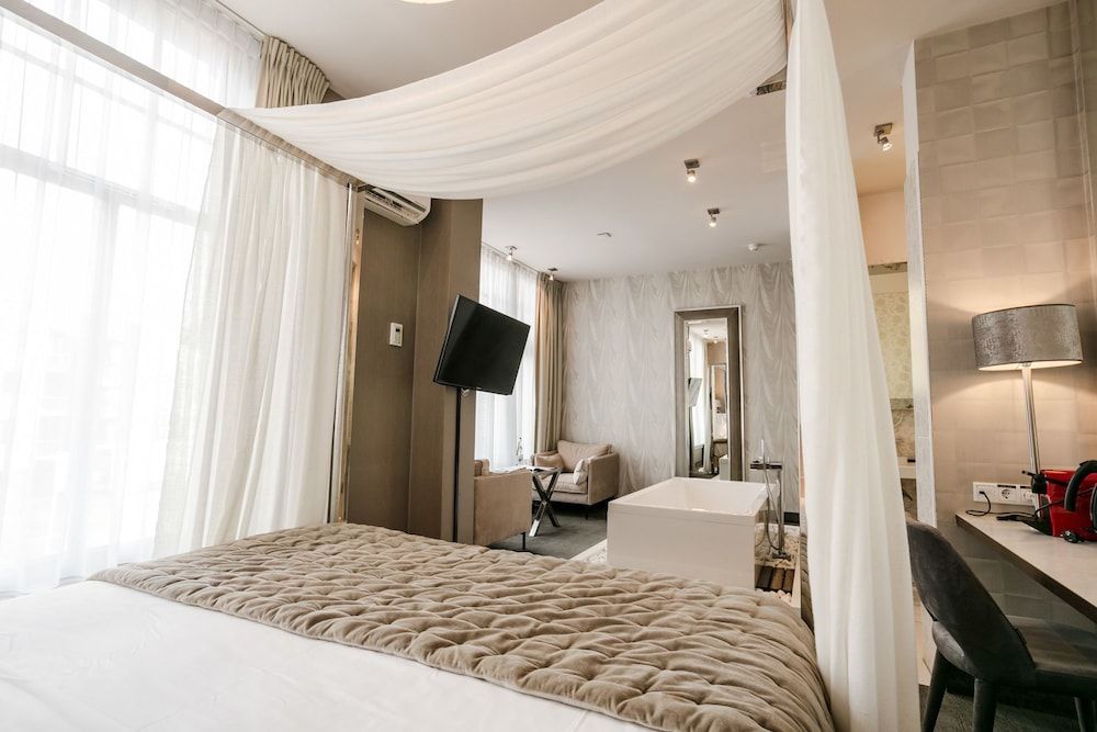 Honeymoon Suite