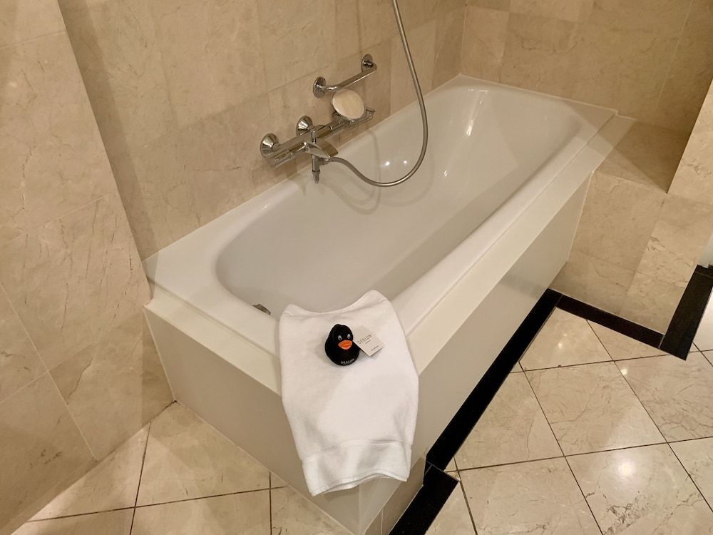 Deep Soaking Bathtub